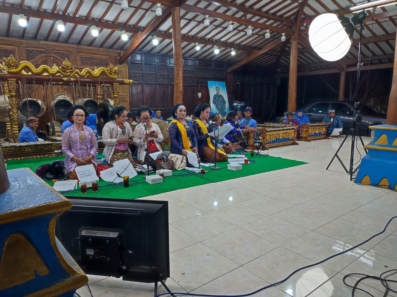 Latihan karawitan di pendapa — komunitas Galuh Prambanan